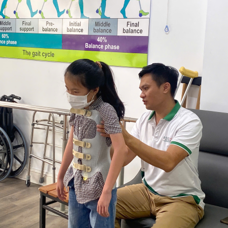 Tư vấn, điều trị cong vẹo cột sống cho bé gái