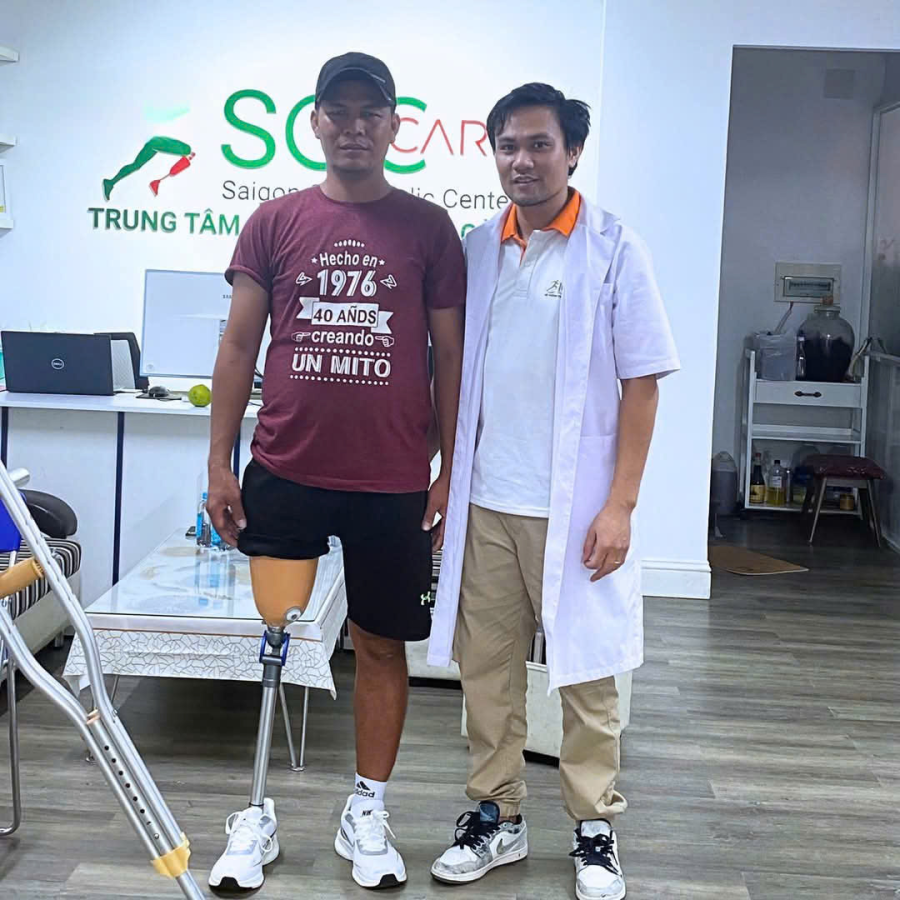 Chân giả trên gối